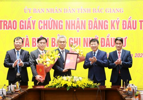 Trao giấy chứng nhận đăng ký đầu tư 621 triệu USD cho dự án Nhà máy công nghệ chính xác Fulian