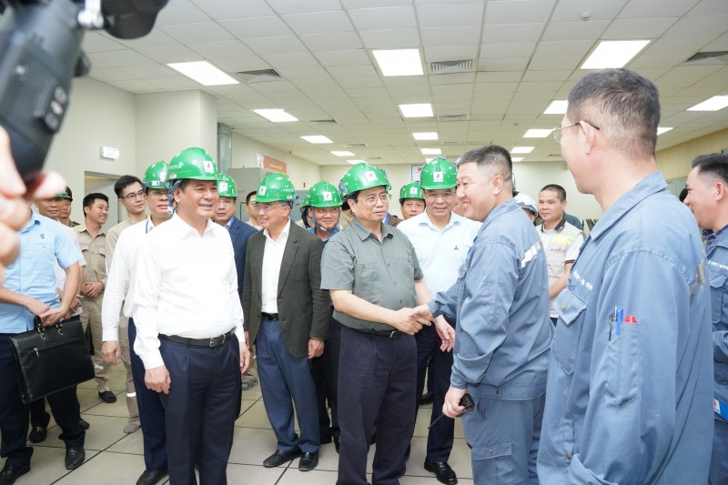 Thủ tướng Phạm Minh Chính thăm hỏi, động viên cán bộ, công nhân viên Nhà máy. (Ảnh: Cấn Dũng)