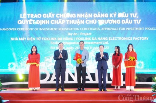 TP. Đà Nẵng trao quyết định chấp thuận chủ trương đầu tư cho Tập đoàn Foxlink